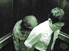 上海电梯闹鬼事件真相，两男子遭恐怖鬼阿婆